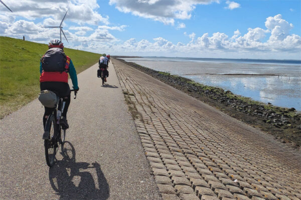 Riding along the shore of the Oosterschelde delta