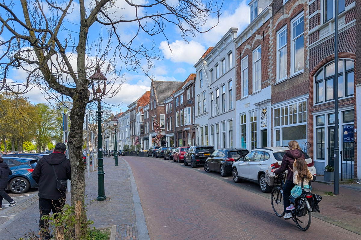 A cyclist ride through Middleburg streets